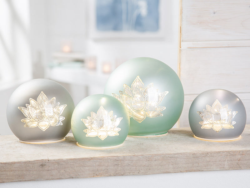 Gilde LED Glaskugel Lotus Ø 15cm – Dekolicht mit Timer & Lotus-Dekor