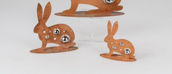 formano Hasen sitzend 2er Set – Rostiges Metall mit Durchbruch & Silberkugeln