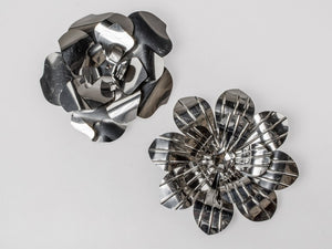 Wand-Deko Blume aus glänzendem silbernem Metall gefertigt (links)